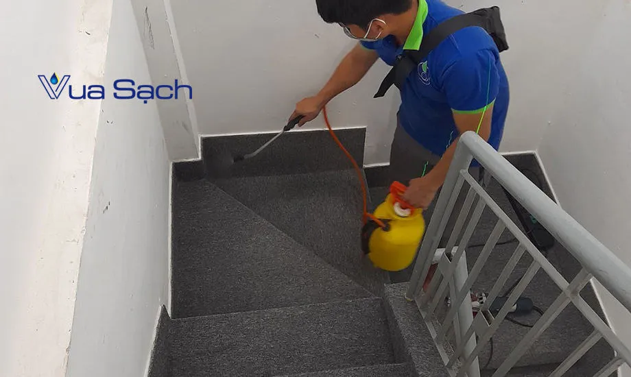 Dich-vu-giat-tham-cau-thang-gia-re-da-nang