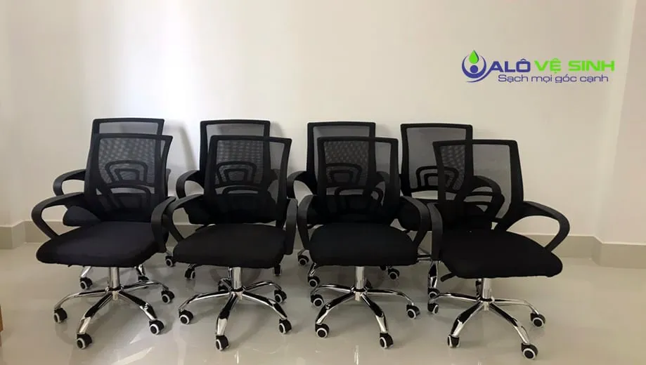 Cach-giat-ghe-van-phong-chat-lieu-vai-sach-nhu-moi-3